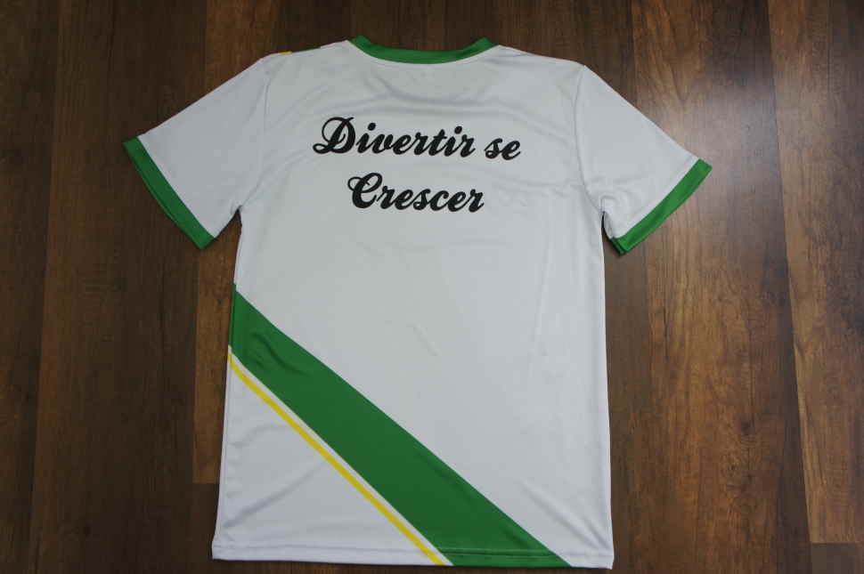 白色に緑と黄色のラインをデザインしたサッカーシャツ半袖の背中側