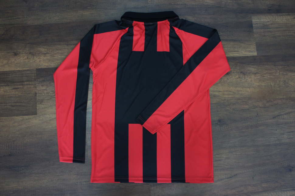 赤と黒のストライプ柄 長袖サッカーシャツ 背面