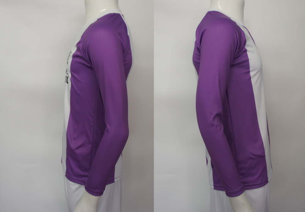 白と紫のストライプ柄のVネック、ラグラン長袖のサッカーシャツの左右両袖
