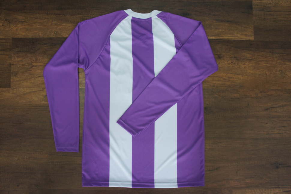 白と紫のストライプ柄のVネック、ラグラン長袖のサッカーシャツの裏側
