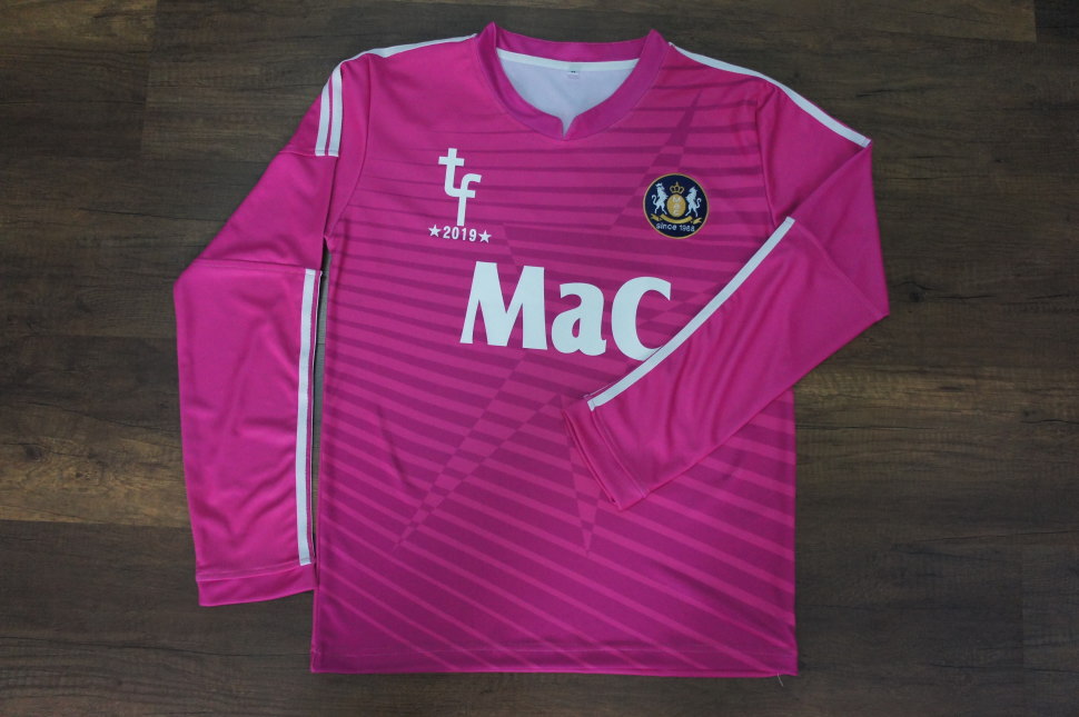 サークルのユニフォームを人気のレアルマドリード レプリカ風のピンクの長袖サッカーシャツで作成