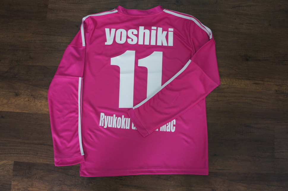 サークルのユニフォームを人気のレアルマドリード レプリカ風のピンクの長袖サッカーシャツで作成