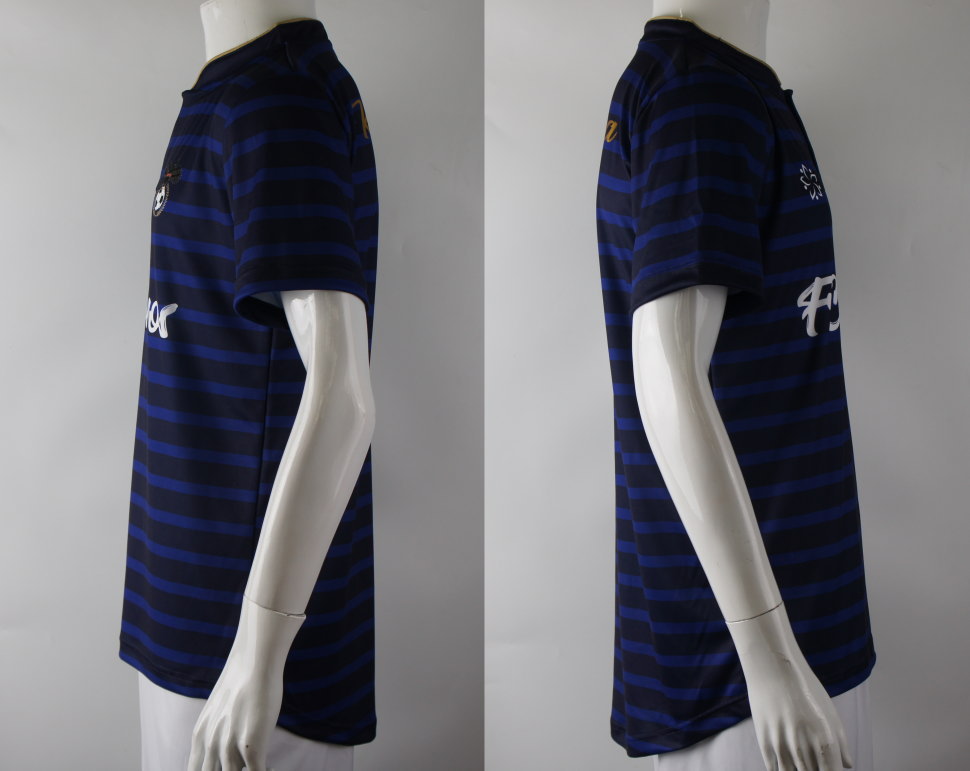 オーダーメイドで作った紺色のボーダー柄のサッカーチームのユニフォーム 左右の袖と脇腹