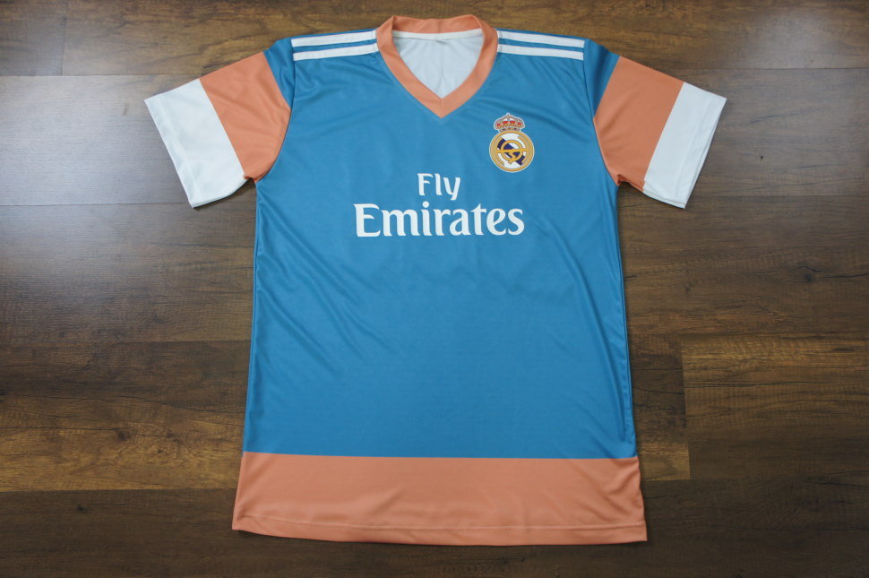 緑とオレンジの昇華プリントのサッカーユニフォームに背ネーム 背番号つけたクラスtシャツ
