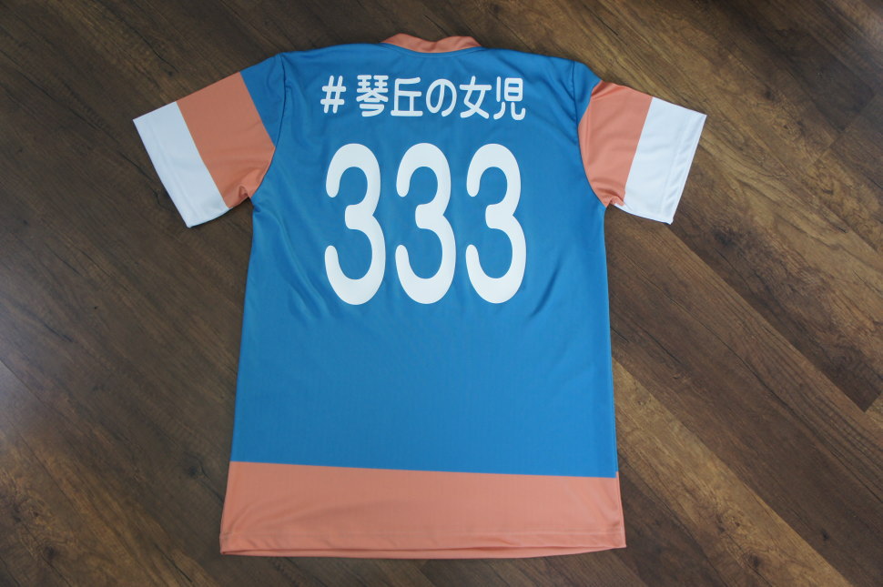 緑とオレンジの昇華プリントのサッカーユニフォームに背ネーム 背番号つけたクラスtシャツ