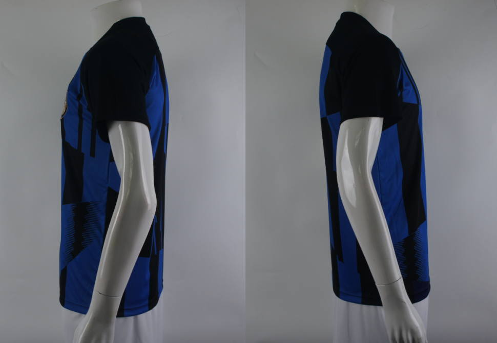 青と黒のストライプ模様のインテル風半袖サッカーユニフォームの左右の袖