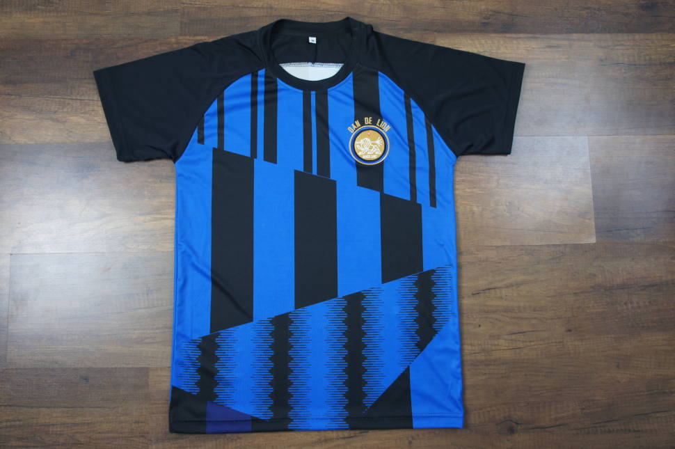 黒の丸首、ラグランの袖に青黒の縦じま模様をプリントしたインテル風サッカーユニフォーム