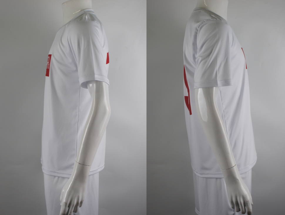白色のサッカーユニフォーム 半袖シャツと短パンのサイドビュー