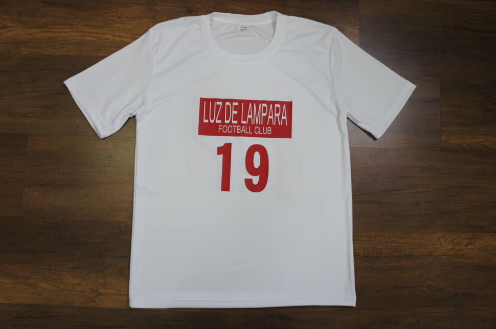 白色のサッカーユニフォーム 半袖シャツの胸につけたチームロゴと腹番号