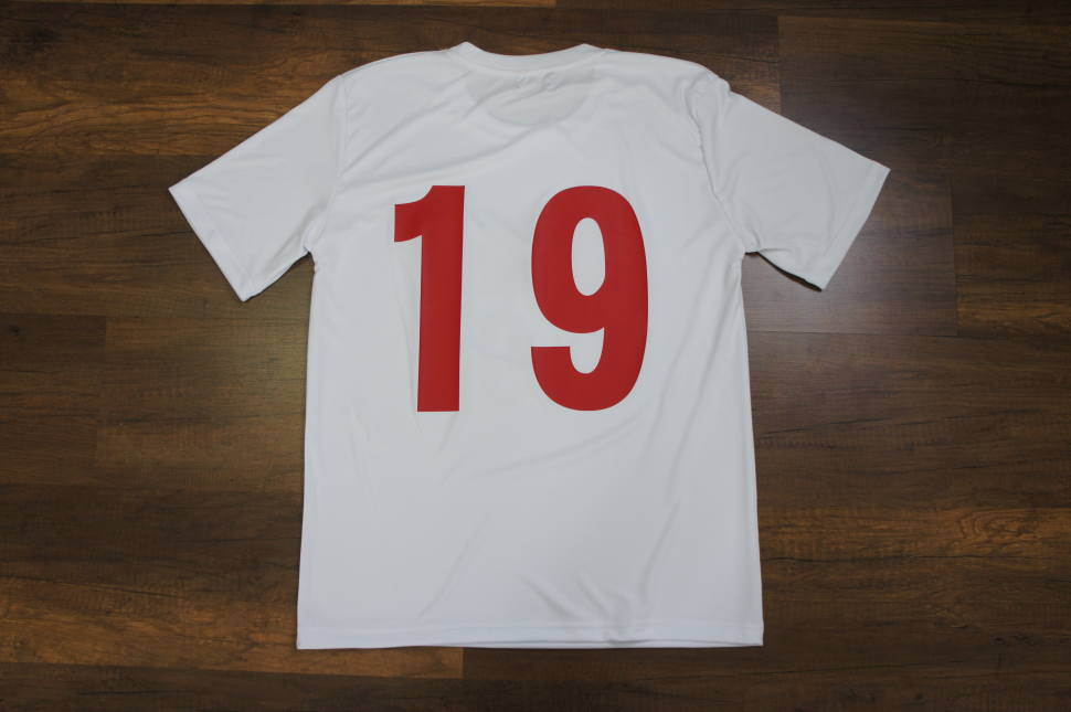白色のサッカーユニフォーム 半袖シャツと赤色の背番号