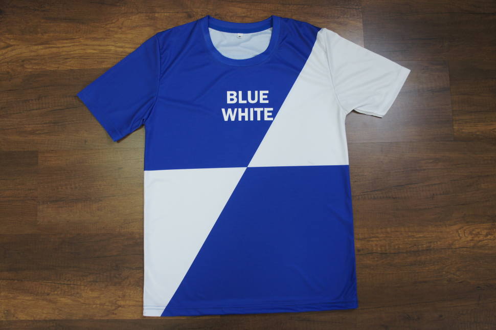 青と白がレッドブルを彷彿させる丸首のスポーツTシャツに文字をプリント