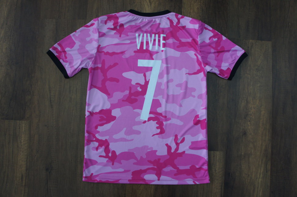 ピンク色迷彩模様のマイクロポリエステルサッカーユニフォームの半袖シャツ