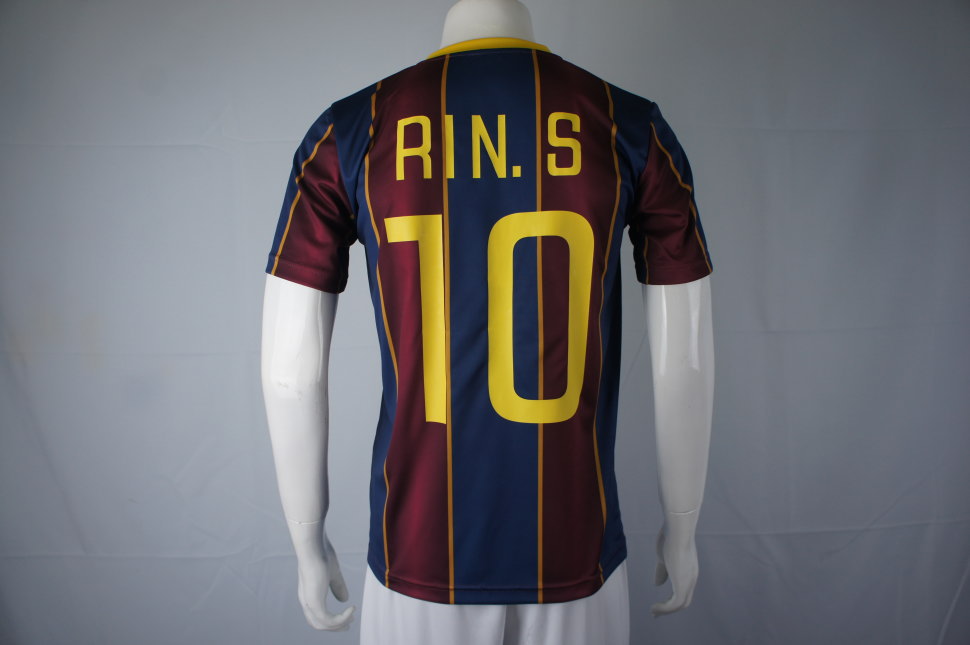 FCバルセロナのサッカーユニフォームに似たエンジと紺のデザインの