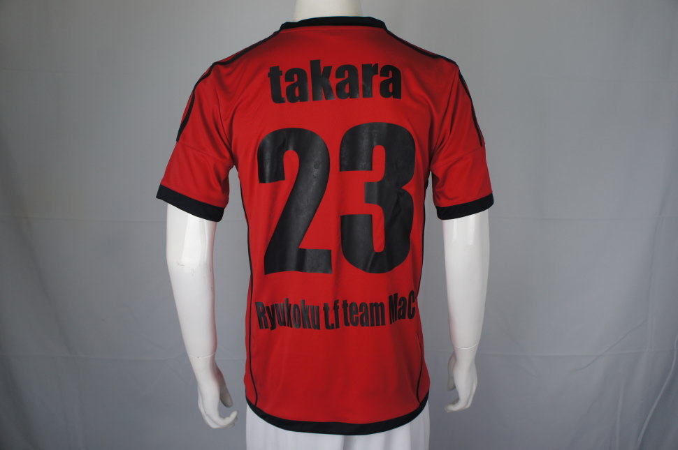 赤色のサッカーシャツで作ったサークル用のユニフォームの黒字に背番号