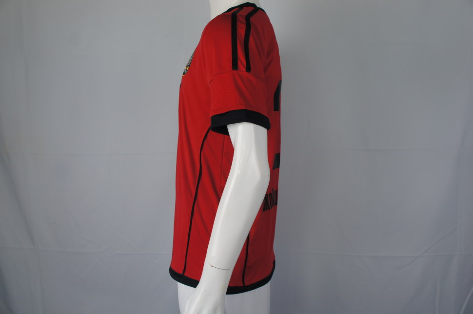 赤色のサッカー半袖シャツで作ったサークル用のユニフォーム