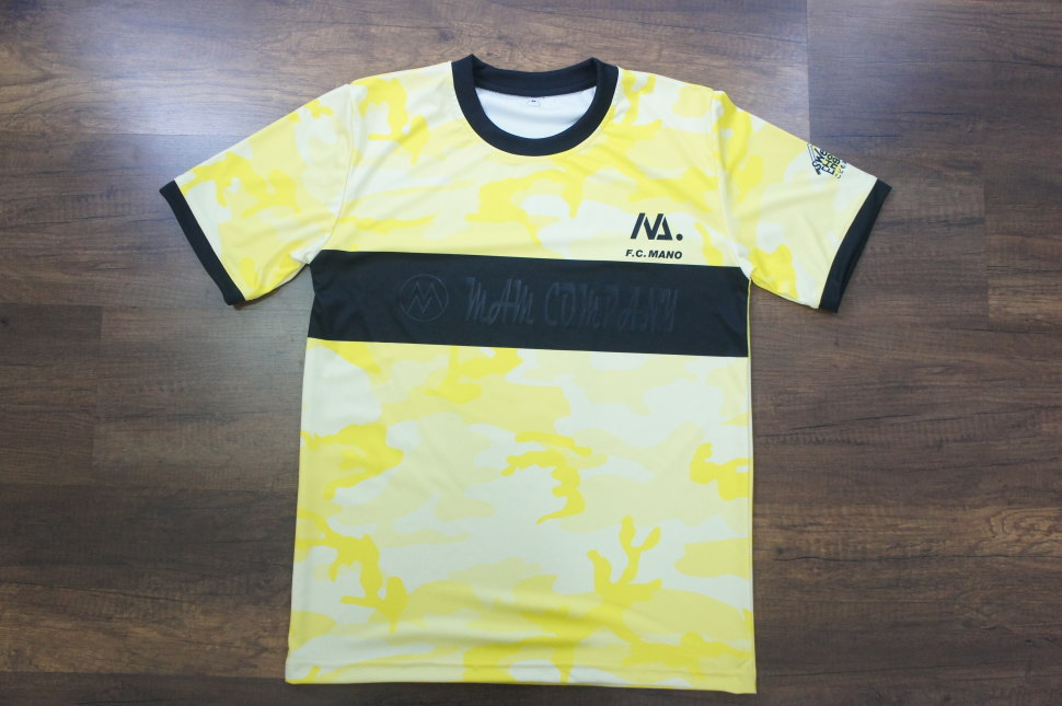 黄色系迷彩柄のサッカーチームのユニフォーム 半袖サッカーシャツ