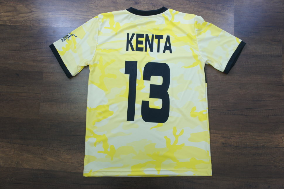 黄色系迷彩柄のサッカーチームのユニフォーム 半袖サッカーシャツ
