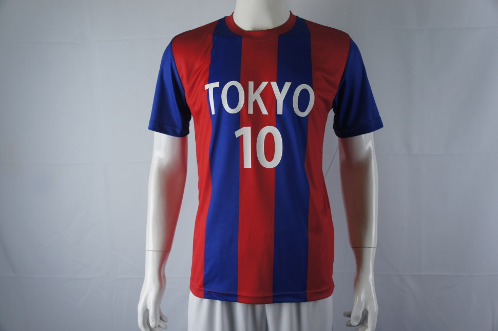 FC東京のような赤と青のストライプ柄のサッカーユニフォーム