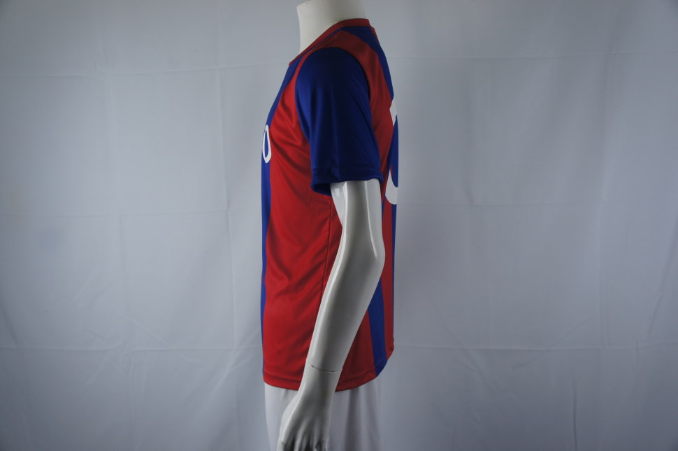 赤と青のストライプ柄半袖サッカーシャツ