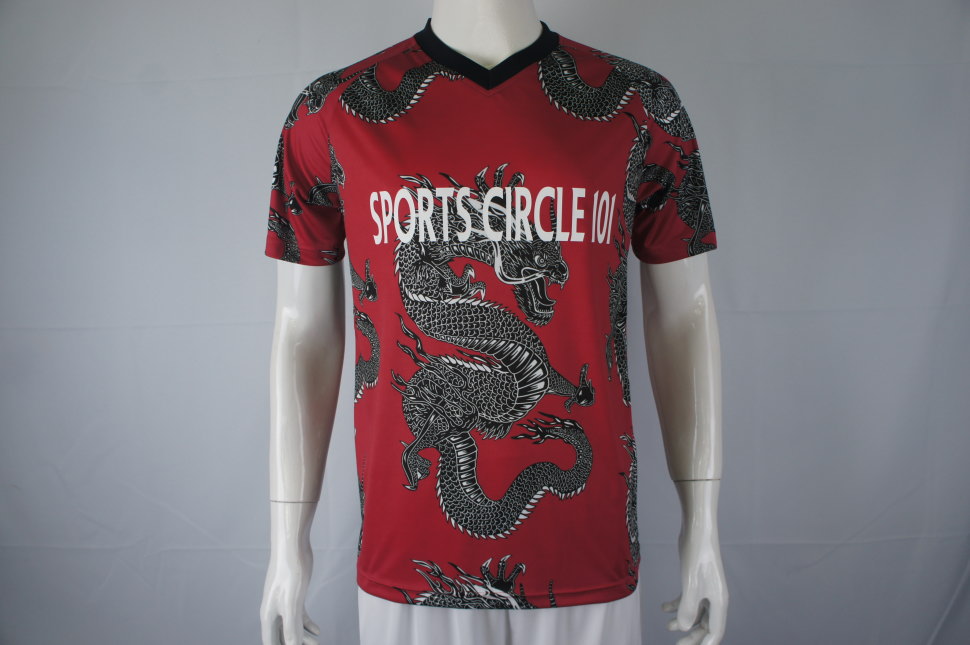 赤地にシルバーの龍、ドラゴンの柄を昇華プリントしたサッカーシャツ Vネック
