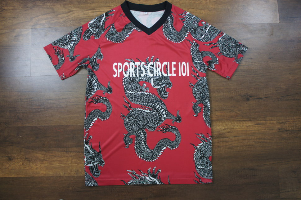 赤地にシルバーの龍、ドラゴンの柄を昇華プリントしたサッカーシャツ 平置きＶネック