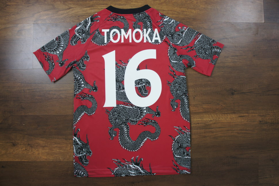 赤地にシルバーの龍、ドラゴンの柄を昇華プリントしたサッカーシャツ 平置き、選手名、背番号