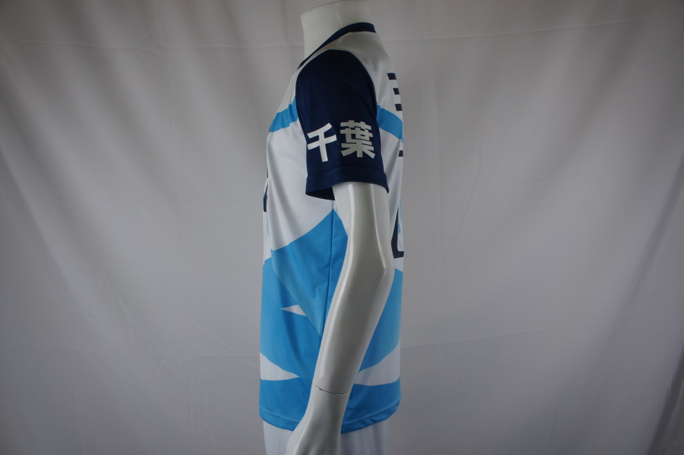 千葉県の中学バレーボール部のユニフォーム 白地に紺の柄を入れた半袖シャツ