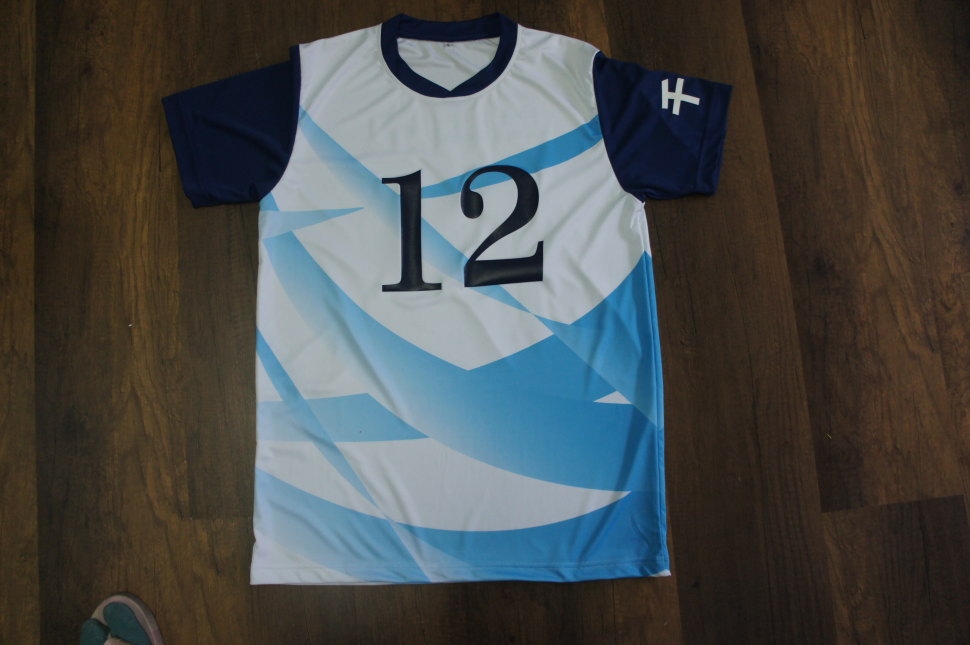 中学バレーボール部のユニフォーム 白地に紺の柄を入れた半袖シャツの胸番号
