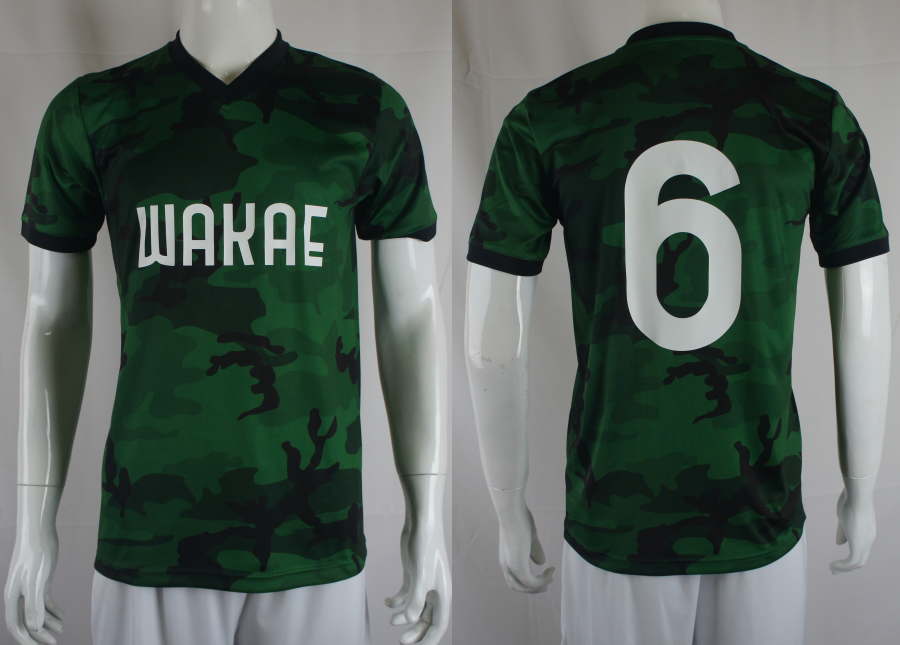 中学サッカー部ユニフォームの緑系迷彩柄のVネックのプラシャツ
