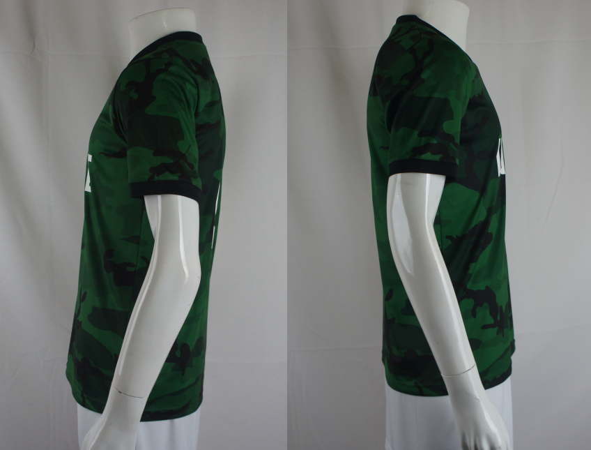 サッカー部ユニフォームの緑系迷彩柄のVネックのサッカーシャツ左右の袖