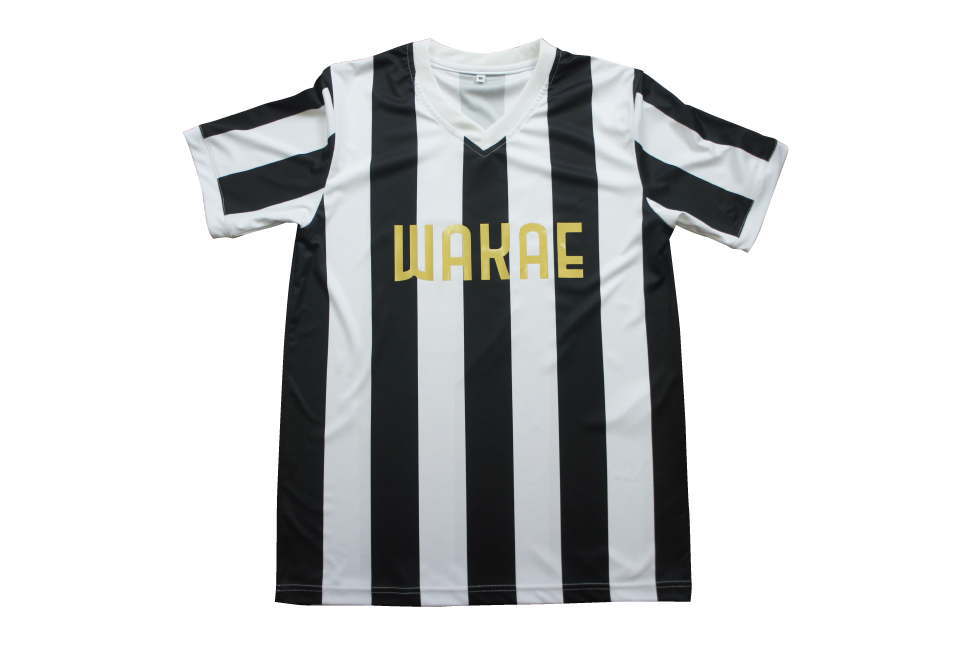 白黒ストライプ ユベントスのデザインの中学サッカー部ユニフォーム 平置き写真