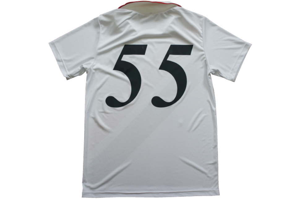 背中に背番号55番を黒色のプリントしたサッカーユニフォーム