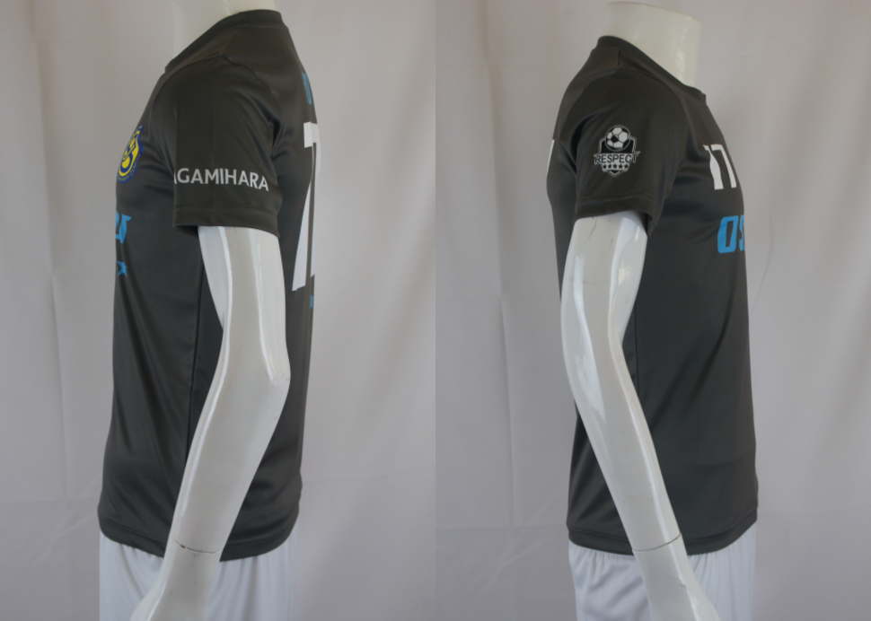 オーダーメイドで作ったジュニアサッカーチームのグレーのユニフォームの左右の袖プリント
