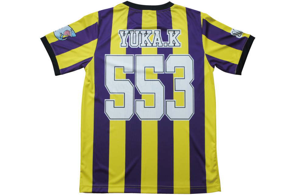 黄色と紫のストライプ柄のクラスTシャツに個人名、背番後をそれぞれプリント