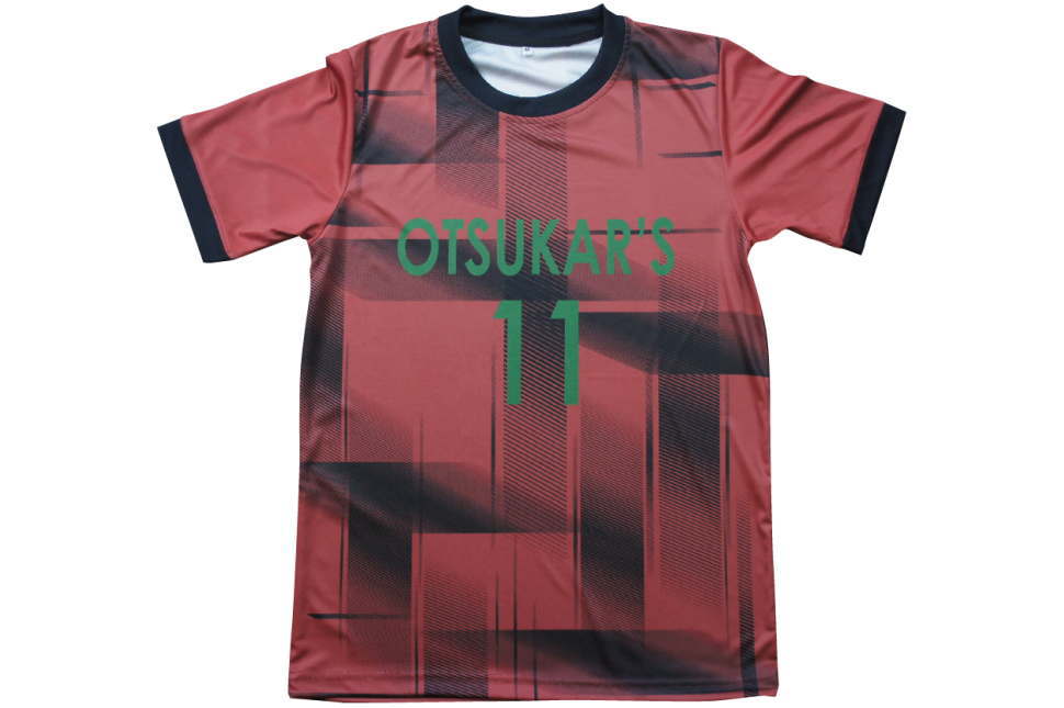 フットサルチームユニフォームのチームオーダー 濃赤のシャツに緑色でつけたチーム名と胸番号