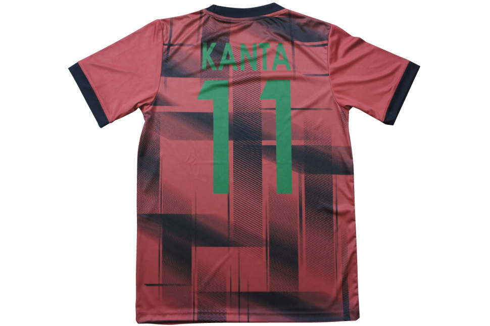 フットサルチームユニフォームのチームオーダー 濃赤のシャツに緑色でつけた選手名と背番号
