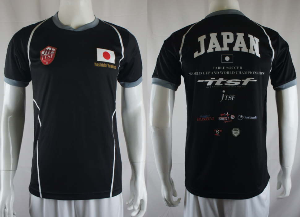 黒字のシャツにスポンサーロゴや日章旗をプリントしたサッカー日本代表のユニフォーム