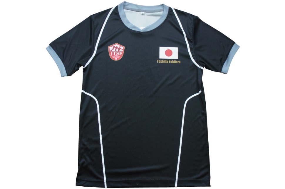 黒字のシャツにスポンサーロゴや日章旗をプリントしたサッカー日本代表のユニフォーム 平面平置き前身頃