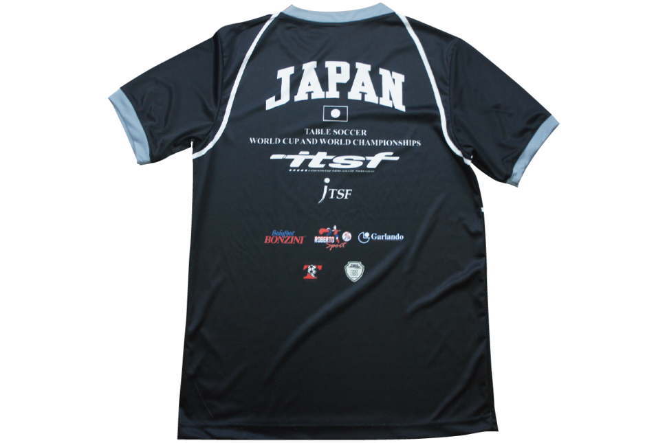 黒字のシャツにスポンサーロゴや日章旗をプリントしたサッカー日本代表のユニフォーム 平面平置き後ろ身頃
