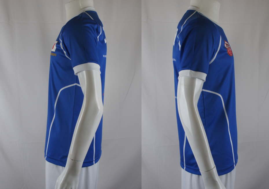 サッカー日本代表ユニフォーム 青色の半袖シャツ左右 マネキン着用