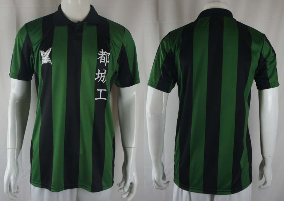 緑と黒のストライプ柄サッカーユニフォームに白字のチーム名をプリント