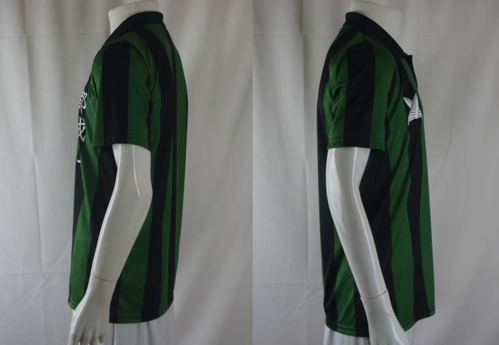 緑と黒のストライプ柄サッカーユニフォームに白字のチーム名をプリント