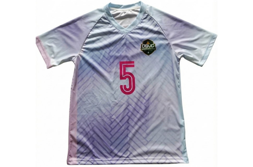 バレーボールユニフォームのフロントデザイン。グラデーションとVネックが特徴。