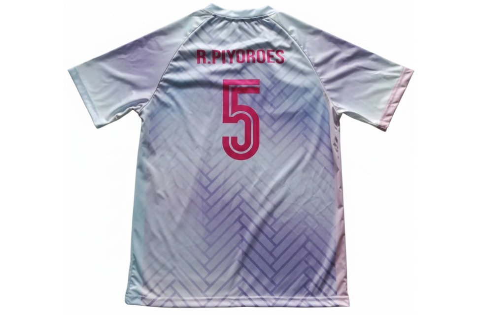 バレーボールユニフォームのバックデザイン。プレイヤー名と背番号が大きく入る。