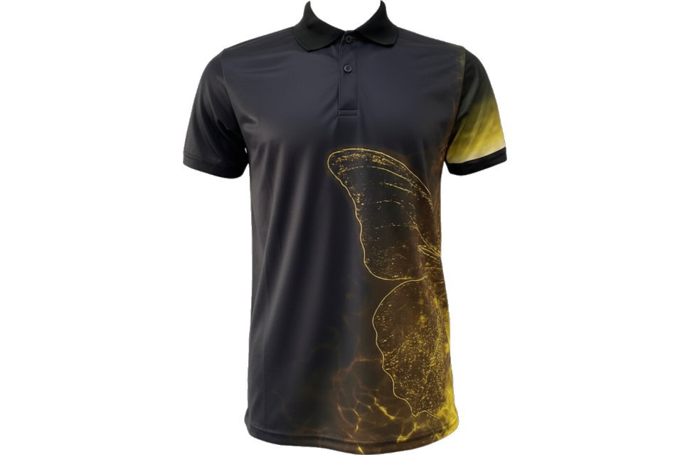 昇華プリント ポロシャツ型ユニフォーム cl430型 前面（イエロー/ゴールド）。黒/チャコールグレーの生地に、金色の稲妻・バタフライグラフィックをプリント。サッカーユニフォーム、チームウェア。