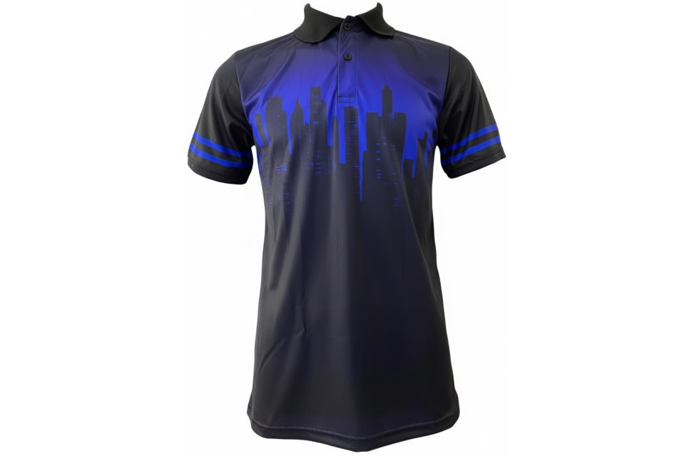 黒いポロシャツの前面。胸元から肩にかけて青のグラデーションで描かれた都市のシルエットデザイン。クラスTシャツやチームユニフォームに最適。