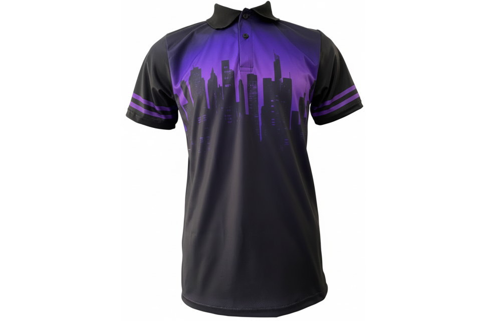 黒いポロシャツの前面。胸元に紫のグラデーションと都市のシルエットがデザインされた個性的な一枚。スポーツ・イベント用Tシャツ。