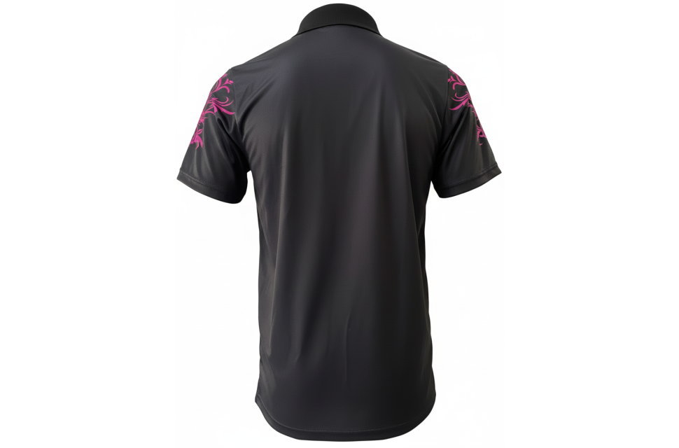 黒色ポロシャツの背面。肩甲骨付近と袖にマゼンタ（ピンク）の唐草模様が入ったデザイン。背中中央は無地でロゴ入れ可能。