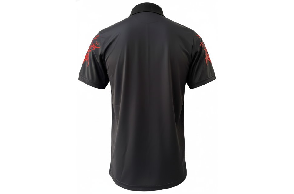 黒色ポロシャツの背面。肩甲骨付近と袖にレッド（赤）のトライバル柄が入ったデザイン。通気性の良い速乾性スポーツウェア。