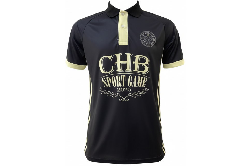 黒とクリーム色のサッカーユニフォーム正面。イベント名のロゴ入り、襟付きクラスTシャツデザイン。